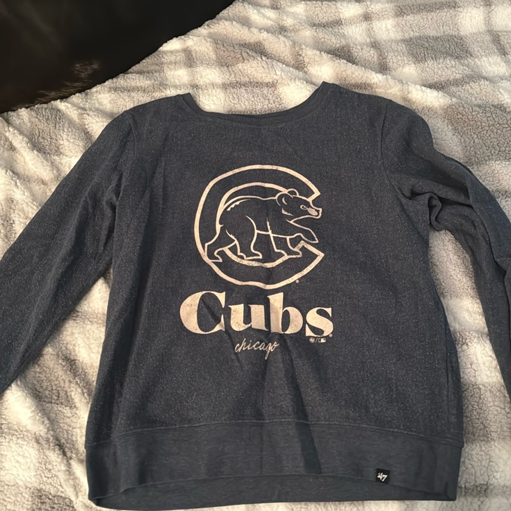 Navy blue Chicago Cubs sweatshirt.